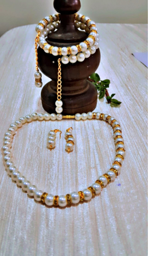 WHITE GLASS BEADS NECKLACE SET