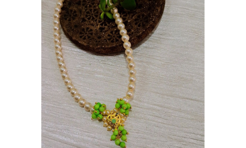 GREEN MOTI SHORT NECKLACE