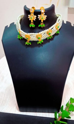 MOTI CHOKER WHITE MOTI, LIGHT GREE CRYTAL LARIYA